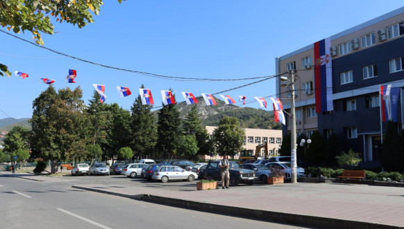 Leposavić - srpske zastave