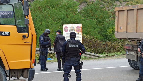 Pripadnici Rosu pretresaju građane na Jarinju