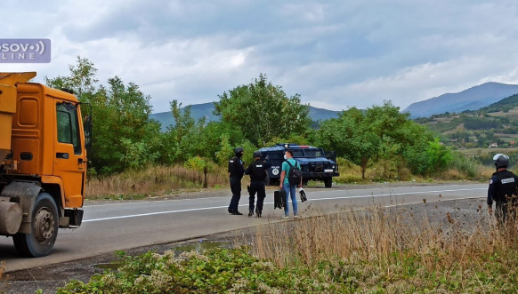 Pripadnici Rosu pretresaju građane na Jarinju