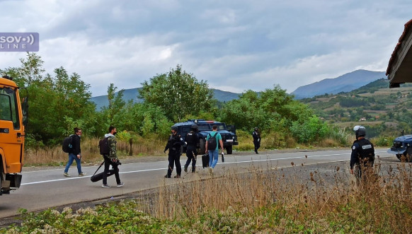 Pripadnici Rosu pretresaju građane na Jarinju