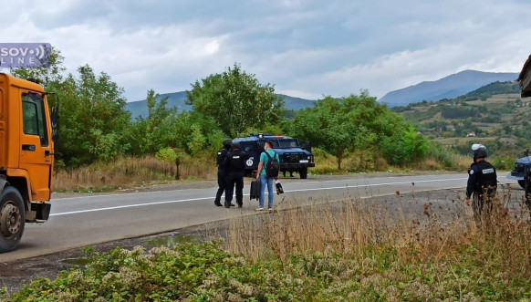 Pripadnici Rosu pretresaju građane na Jarinju
