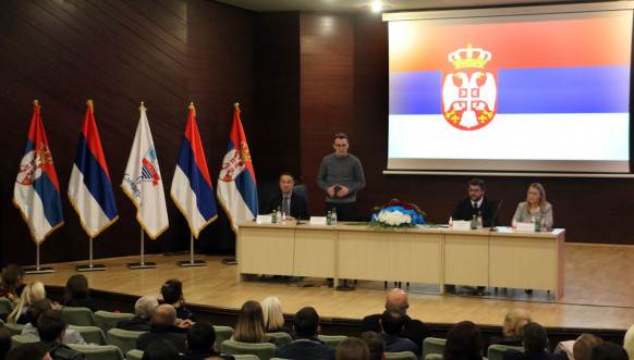 Petković sa raseljenim Srbima sa KIM u Smederevu