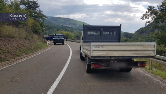 Vozila na barikadi u Jarinju - izbušene gume Vozila na barikadi u Jarinju - izbušene gume