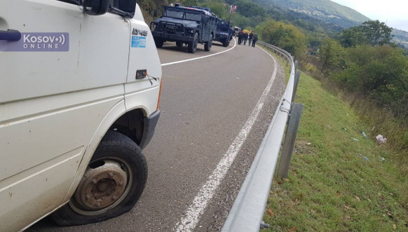 Vozila na barikadi u Jarinju - izbušene gume Vozila na barikadi u Jarinju - izbušene gume