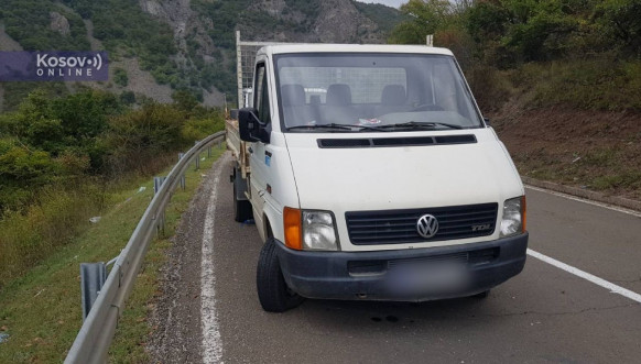 Vozila na barikadi u Jarinju - izbušene gume Vozila na barikadi u Jarinju - izbušene gume