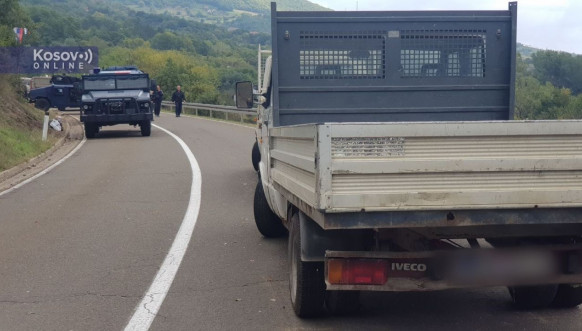 Vozila na barikadi u Jarinju - izbušene gume Vozila na barikadi u Jarinju - izbušene gume