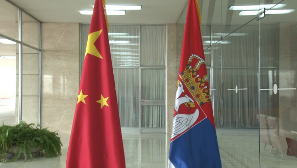 Zastave Srbije i Kine