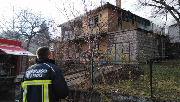 Požar u privatnoj kući u Severnoj Mitrovici