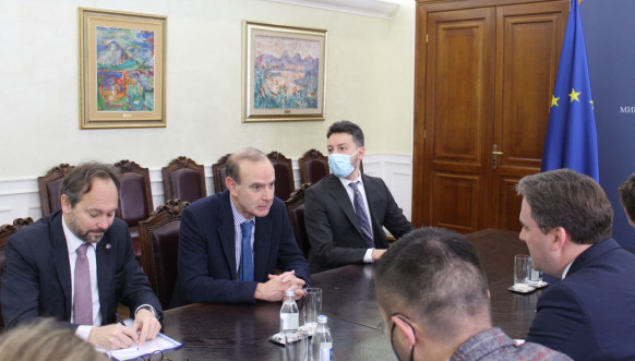 Nikola Selaković sa Enrikeom Morom Nikola Selaković sa Enrikeom Morom