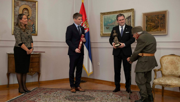 Selaković i Gujon dodeljuju nagradu čuvaru Zejtinlika
