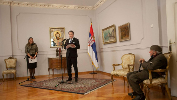 Selaković i Gujon dodeljuju nagradu čuvaru Zejtinlika