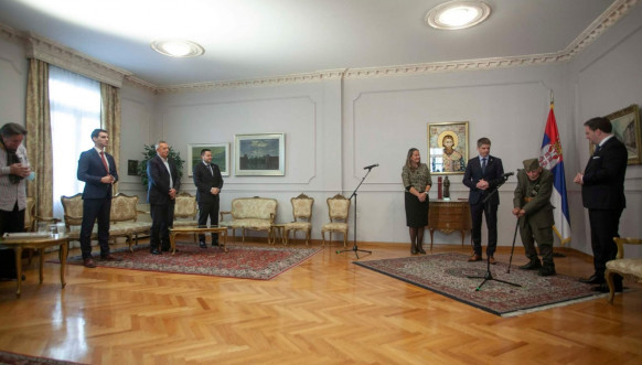 Selaković i Gujon dodeljuju nagradu čuvaru Zejtinlika