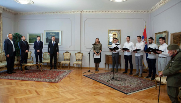 Selaković i Gujon dodeljuju nagradu čuvaru Zejtinlika