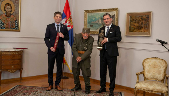 Selaković i Gujon dodeljuju nagradu čuvaru Zejtinlika