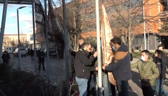 Aktivisti socijaldemokrata stavili ćebad umesto zastave