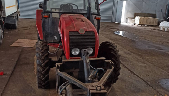 Traktor sa raonikom za čišćenje ulica Traktor sa raonikom za čišćenje ulica