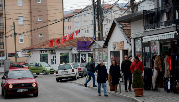 Uklonjene zastave OVK u Bošnjačkoj mahali, ostale samo zastave Albanije