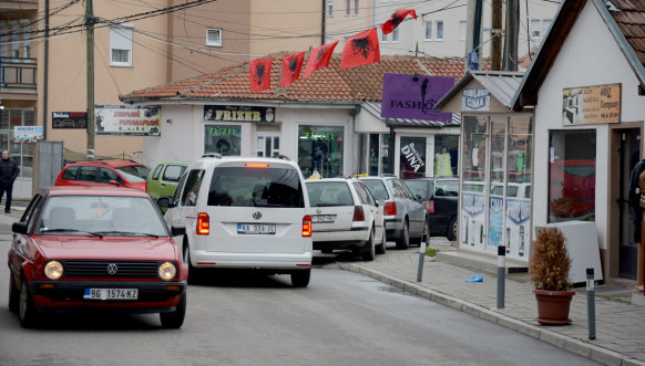 Uklonjene zastave OVK u Bošnjačkoj mahali, ostale samo zastave Albanije