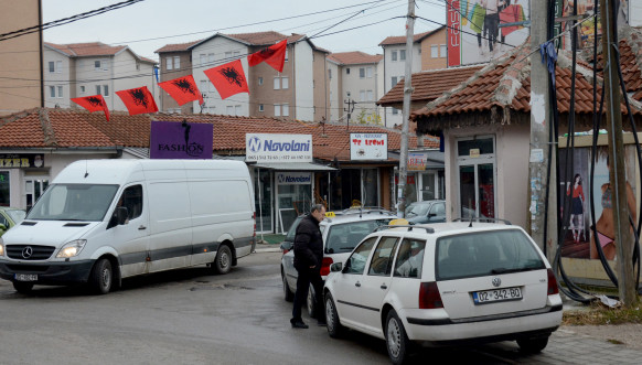 Uklonjene zastave OVK u Bošnjačkoj mahali, ostale samo zastave Albanije