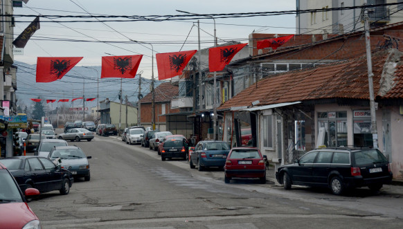 Uklonjene zastave OVK u Bošnjačkoj mahali, ostale samo zastave Albanije