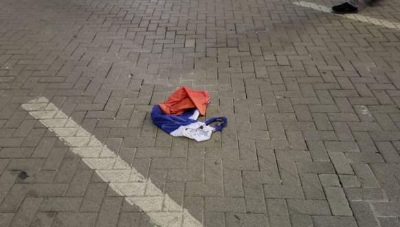 spaljena zastava srbije