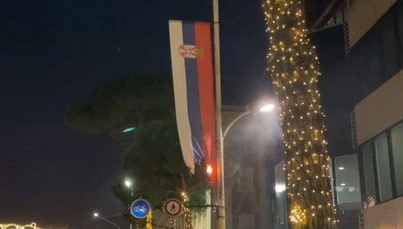 Zapaljena zastava Srbije u Tirani
