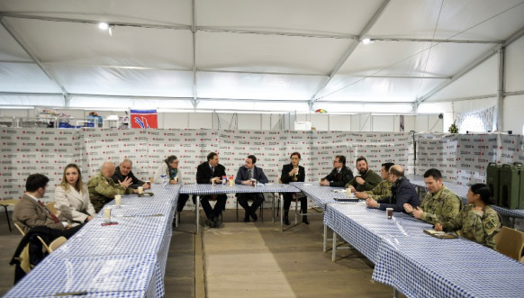 Kurti u poseti Bondstilu
