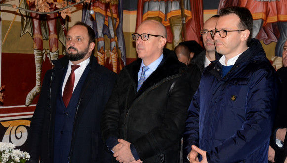 Badnje veče, Petković na paljenju badnjaka u hramu Svetog Dimitrija