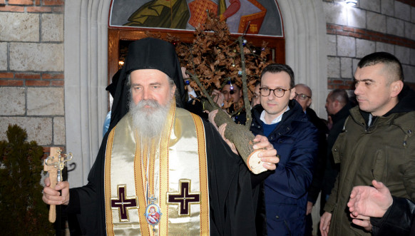 Badnje veče, Petković na paljenju badnjaka u hramu Svetog Dimitrija