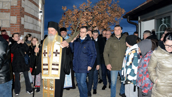 Badnje veče, Petković na paljenju badnjaka u hramu Svetog Dimitrija