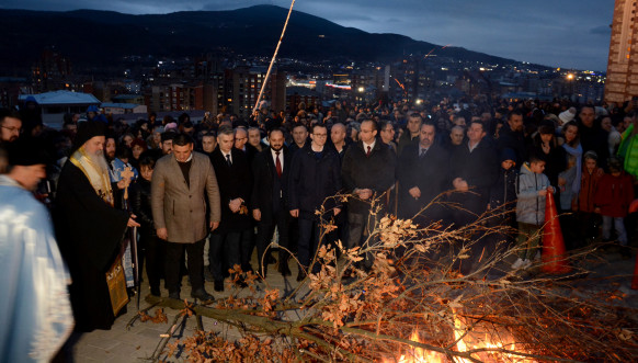 Badnje veče, Petković na paljenju badnjaka u hramu Svetog Dimitrija