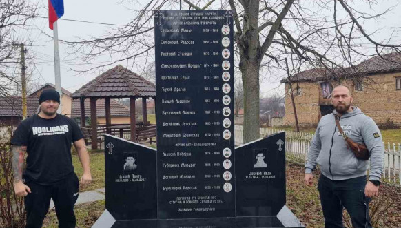 Ispred spomenika ubijenoj deci u Goraždevcu Ispred spomenika ubijenoj deci u Goraždevcu