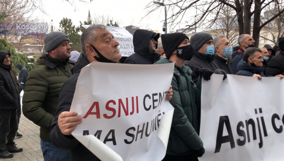 Protest građana u Prištini zbog poskupljenja struje.jpg