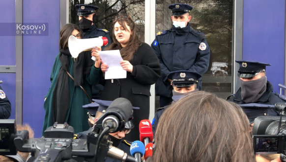 Protest građana u Prištini zbog poskupljenja struje.jpg