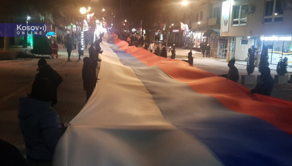 Srpska zastava u Severnoj Mitrovici.jpg