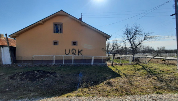 Grafit UČK na srpskim kućama u Suvom Dolu