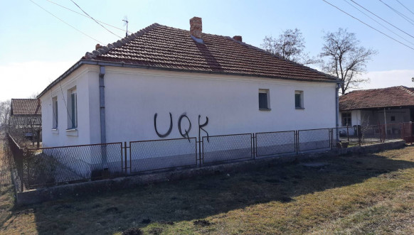 Grafit UČK na srpskim kućama u Suvom Dolu