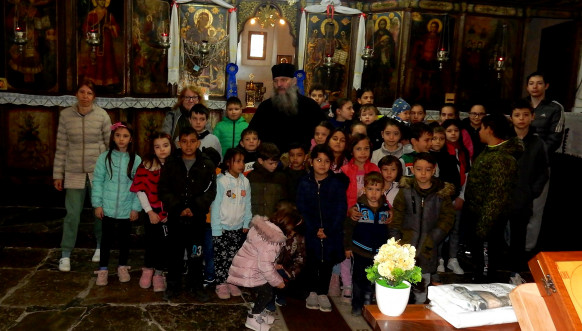 Episkop Andrej sa decom u Orahovcu