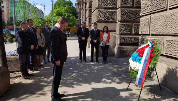 Selaković položio venac na spomen obeležje Nenadu Nikoliću