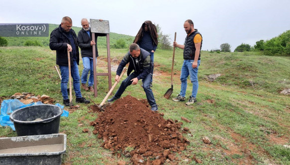 Postavljanje spomen obeležja na mestu nestanka novinara Ranka Perenića i Đure Slavuja