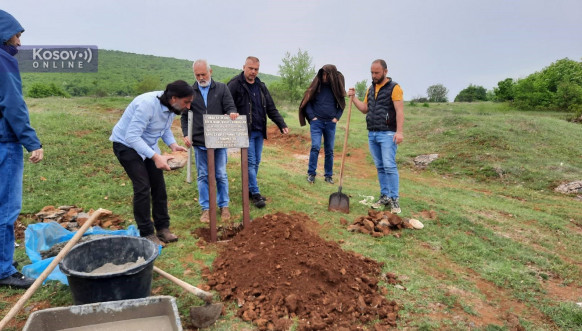 Postavljanje spomen obeležja na mestu nestanka novinara Ranka Perenića i Đure Slavuja