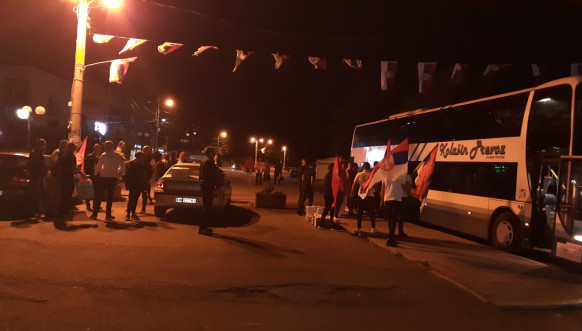 Srbi u Leposaviću krenuli ka Beogradu Srbi u Leposaviću krenuli ka Beogradu