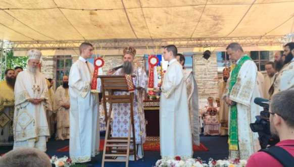 Porfirije drži besedu posle liturgije