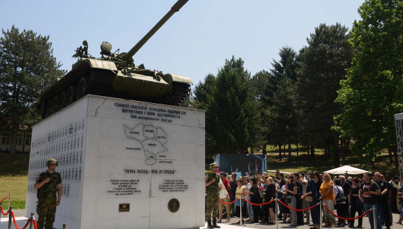 Spomen obeležje u Leskovcu poginulim pripadnicima Vojske i Policije 1998. i 1999. godine Spomen obeležje u Leskovcu poginulim pripadnicima Vojske i Policije 1998. i 1999. godine