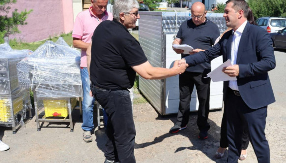 Todić sa pčelarima