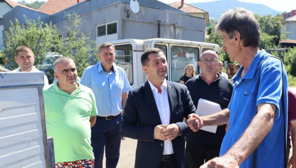 Todić sa pčelarima