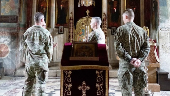 Pripadnici Kfora u manastiru Visoki Dečani Pripadnici Kfora u manastiru Visoki Dečani