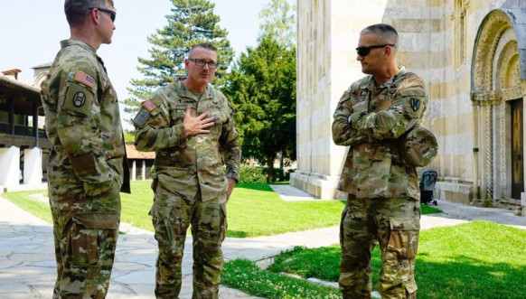 Pripadnici Kfora u manastiru Visoki Dečani Pripadnici Kfora u manastiru Visoki Dečani