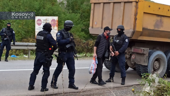 Pripadnici Rosu pretresaju građane na Jarinju