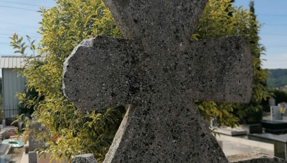 Oskrnavljeno spomen obeležje srpskim vojnicima u Tirani